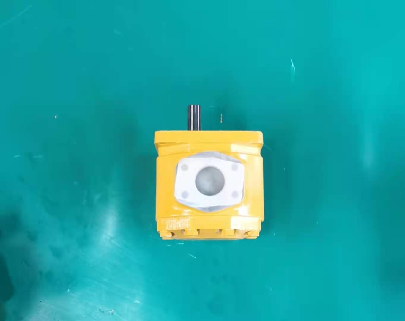 704-12-38100 Komatsu Hydraulic Gear Pump KAR80 D50A D50P D50PL D53S 14KGS