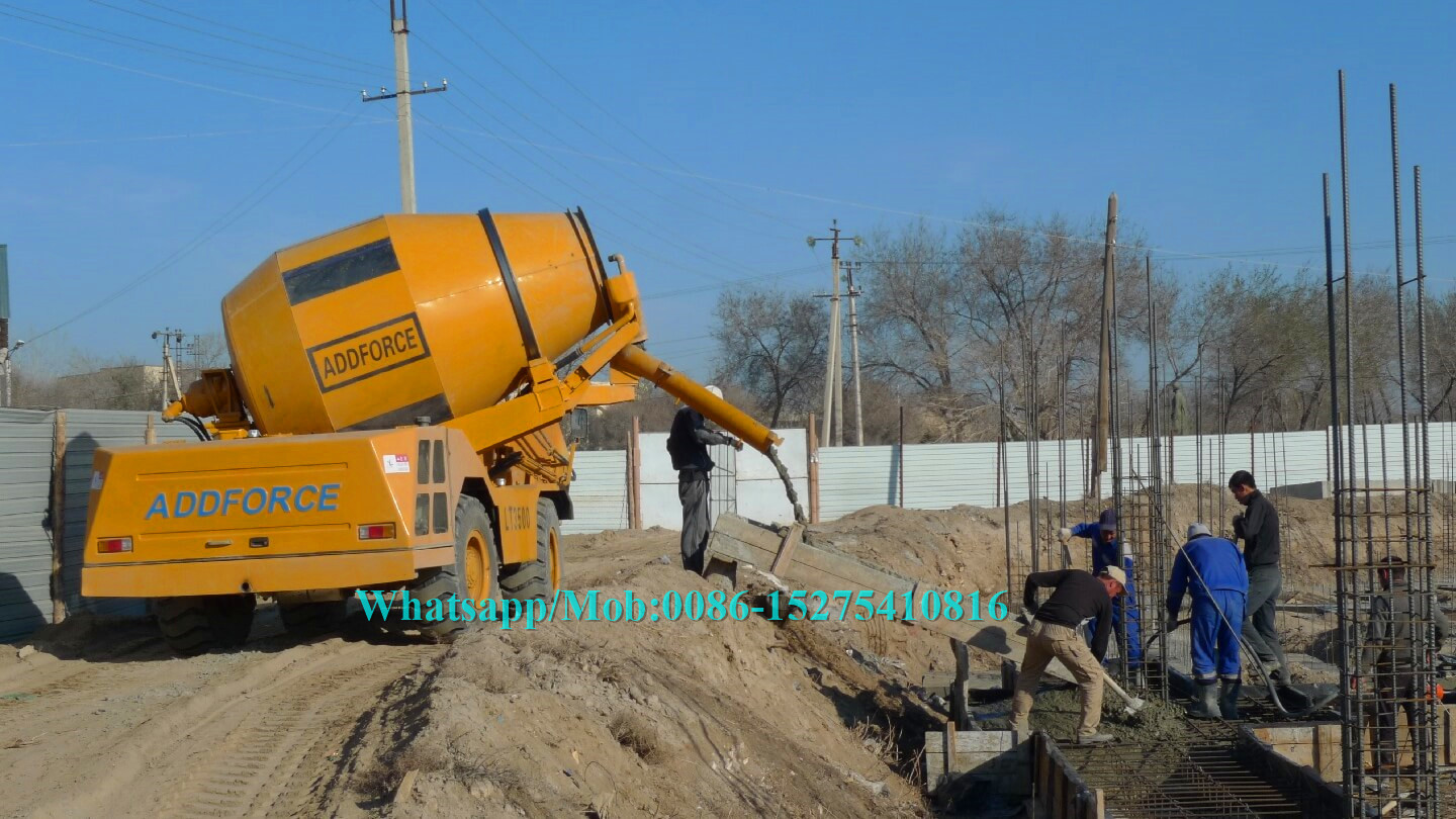 Mobile Hydraulic Concrete Mixer Machine , Cement Mixer Vehicle 20 Circles Per Min