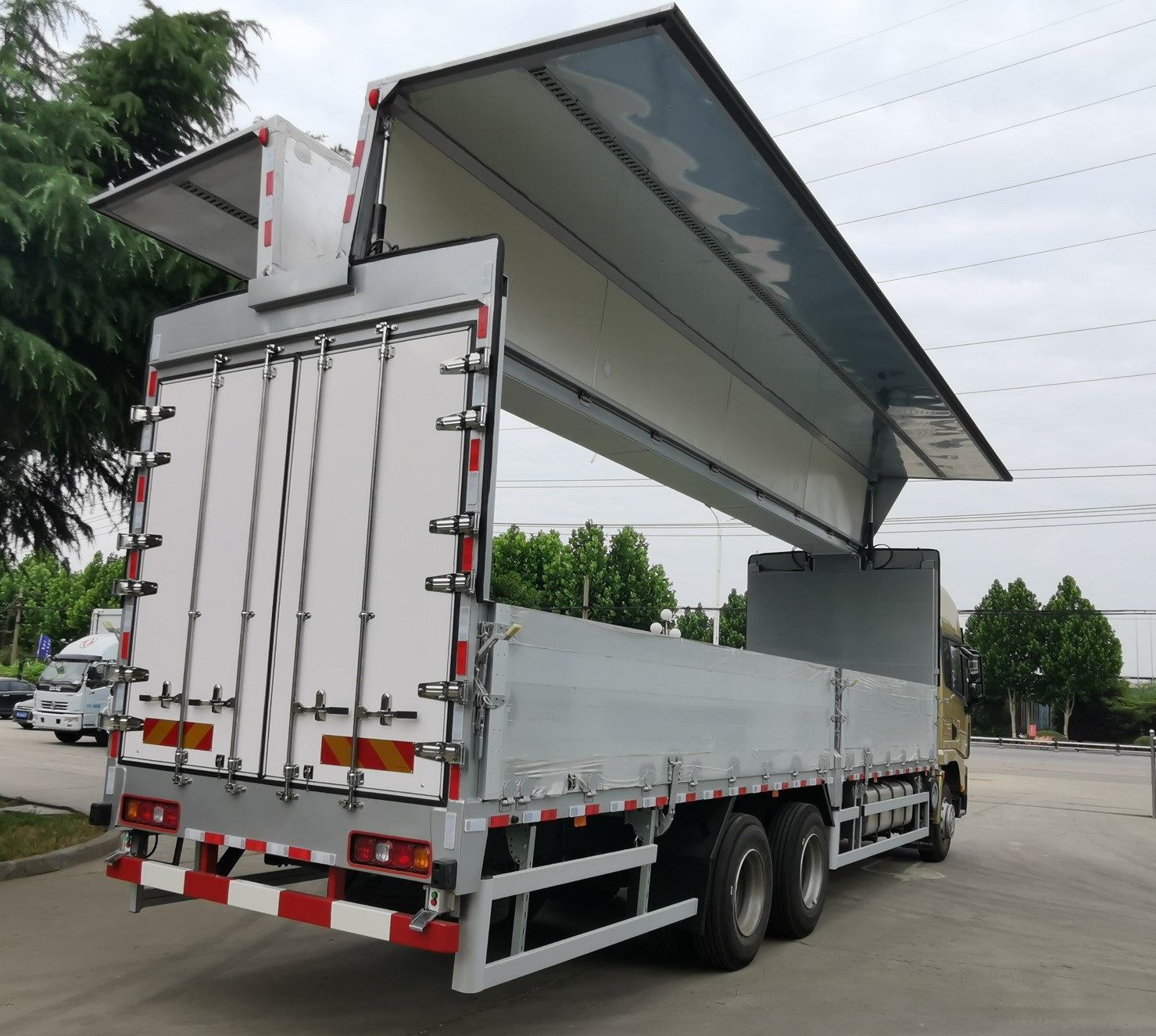 Shacman H3000 336Hp 6X4 4X2 Cargo Trucks Performance for Express Transportation Market