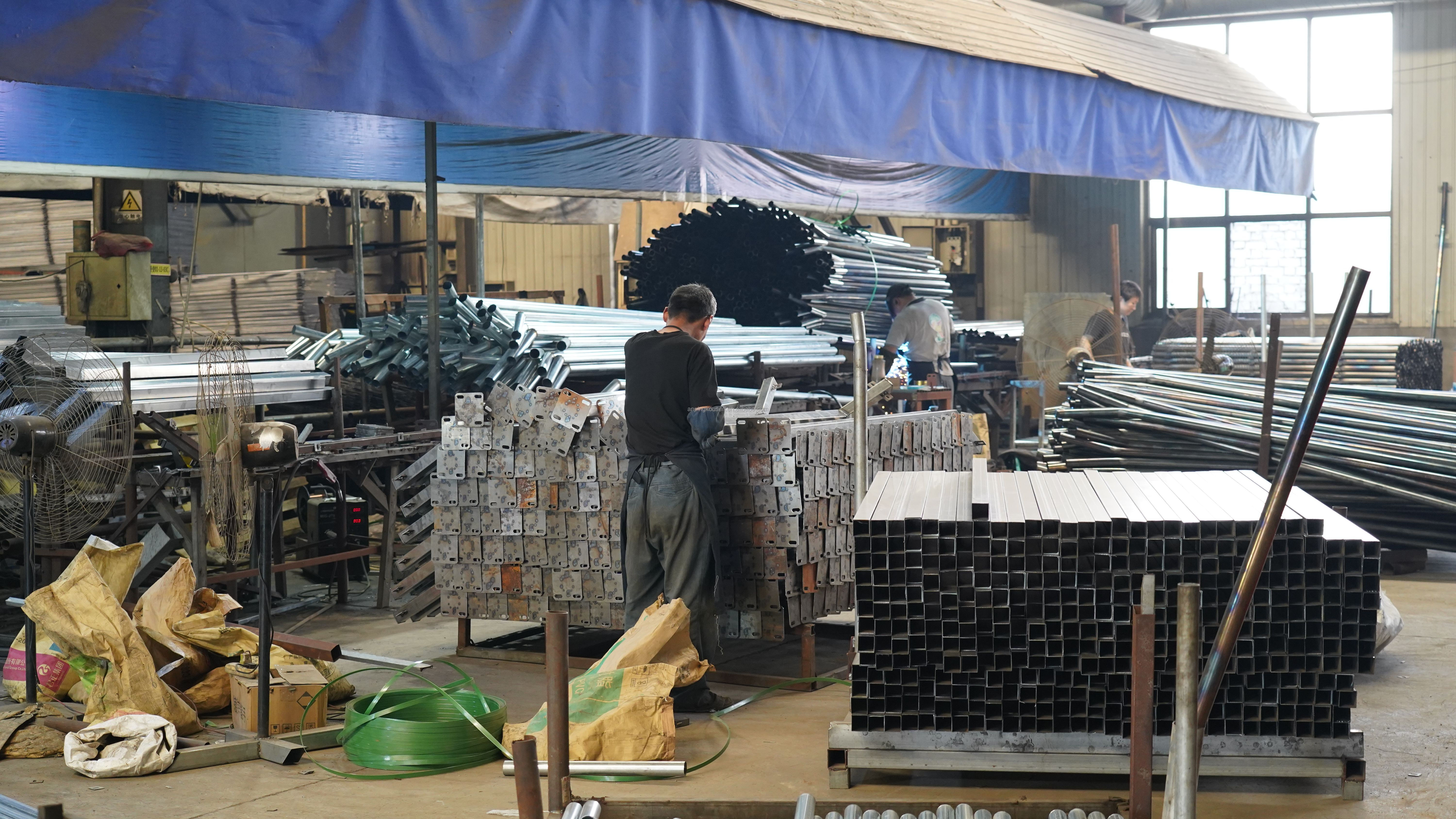 Green PVC Coated 3D V Triangle Bending Curved Welded Wire Mesh Fence Panel for Garden