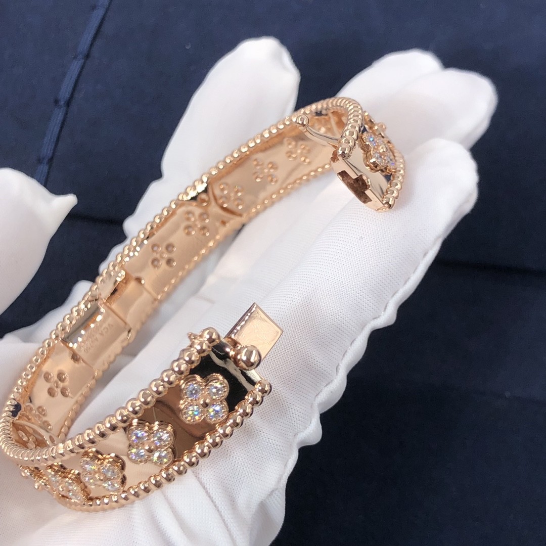 Customization Gorgeous 18k Gold Van Cleef & Arpels PerléE Clovers Bracelet Small Model
