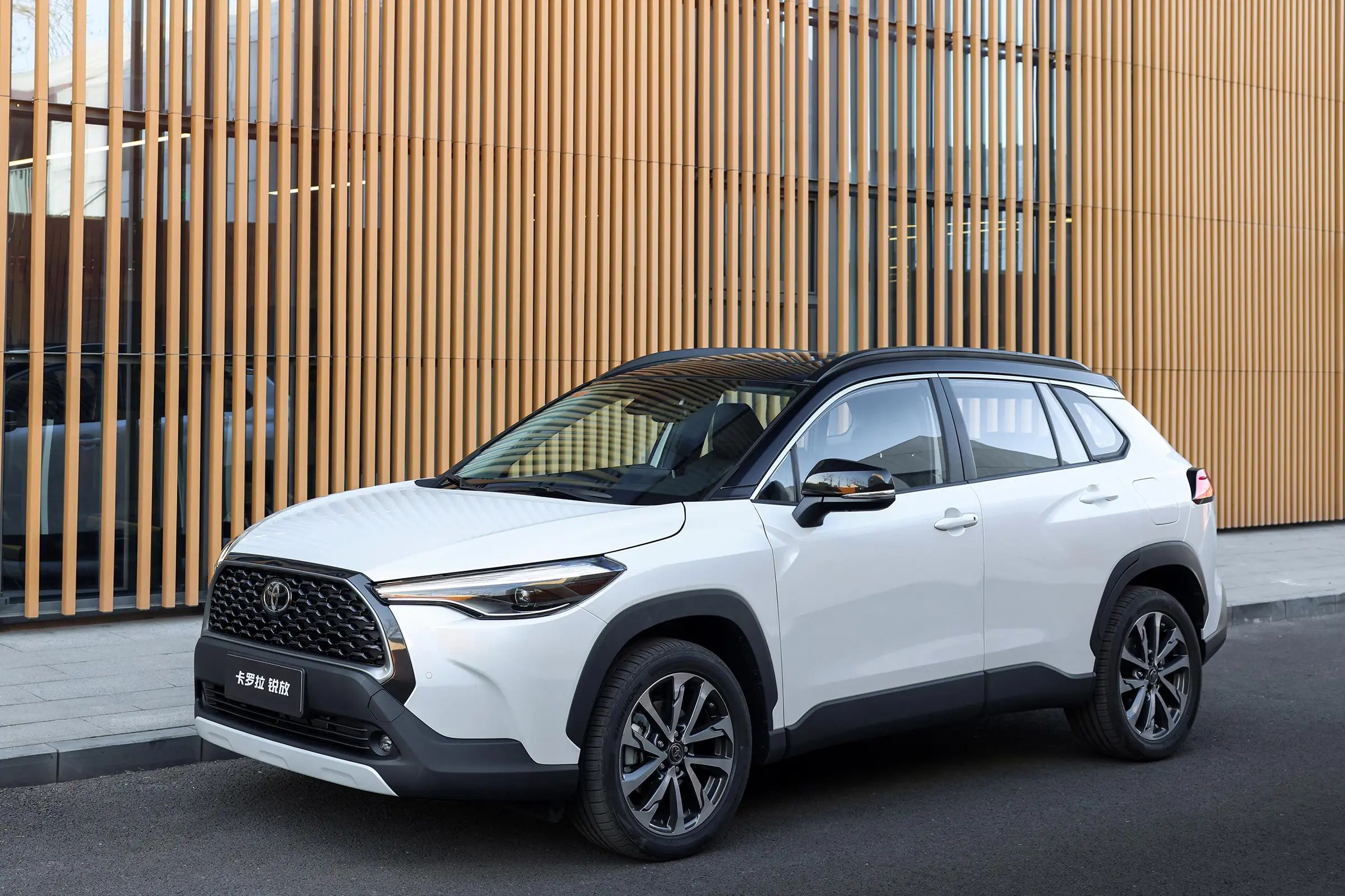 2024 To-yota Corolla Cross 2.0L Gasoline Hybrid Sports Car Best SUV with Front Suspension Macpherson and Automatic Gear Box
