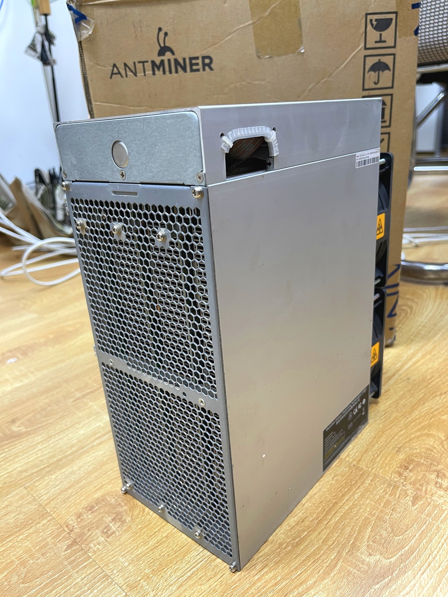 420ksol/S Second Hand Miner Equihash Algorithm Bitmain Antminer Z15 420K