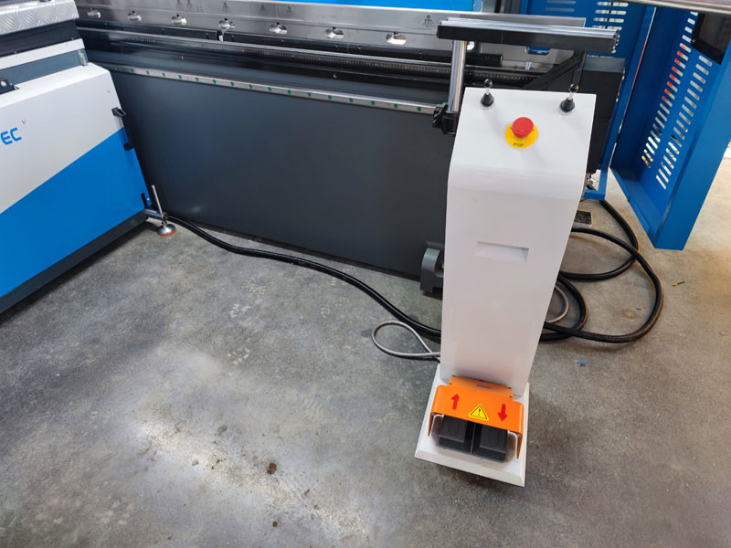 100T Hydraulic CNC Press Brake With Automatic Bracket