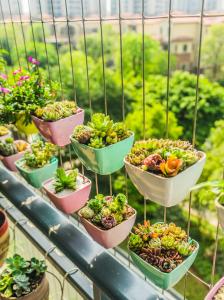 China Unobstructed View Balcony Grilles with 100kg Capacity Balcony Invisible Grille on sale