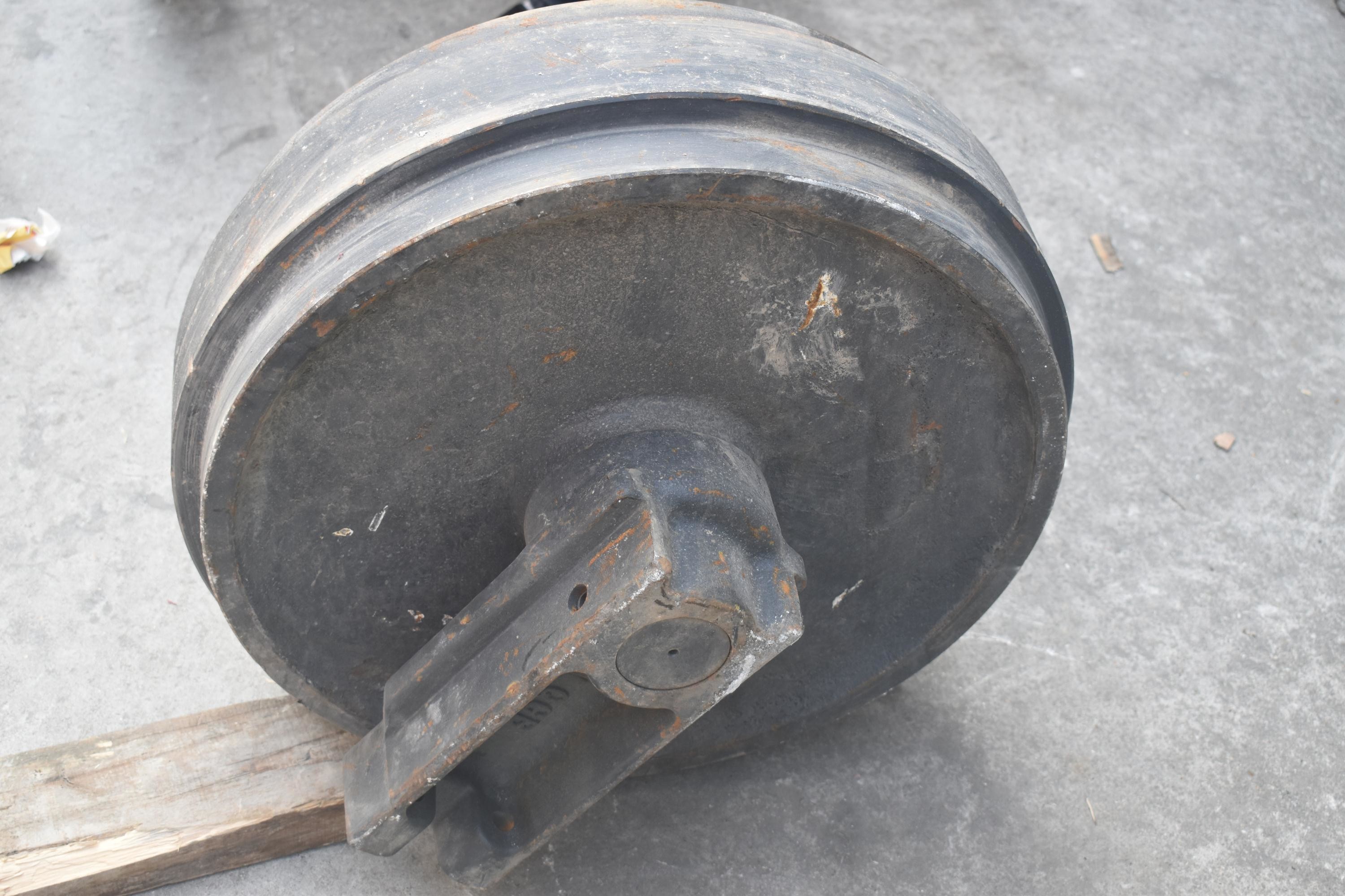 Parts Undercarriage R210-7 Excavator Idler 12 Months Warranty