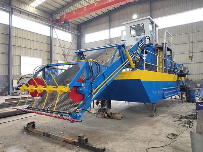 High efficiency and environmentally friendly mowing boat 1