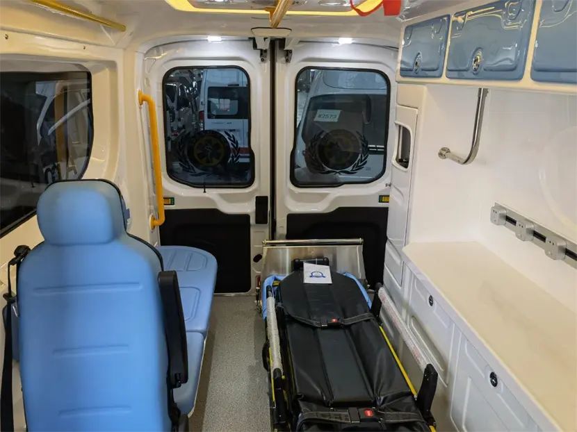 2024 Ambulance Car Ford Monitoring Mobile Medical Ambulance With ABS Interior Ambulance Vehicle
