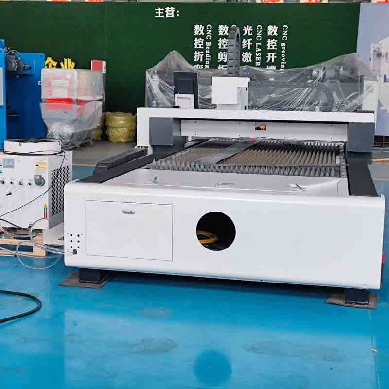 CNC Open Type Fiber Laser Cutting Machine Metal 4015 2000W With Two Changable Tables