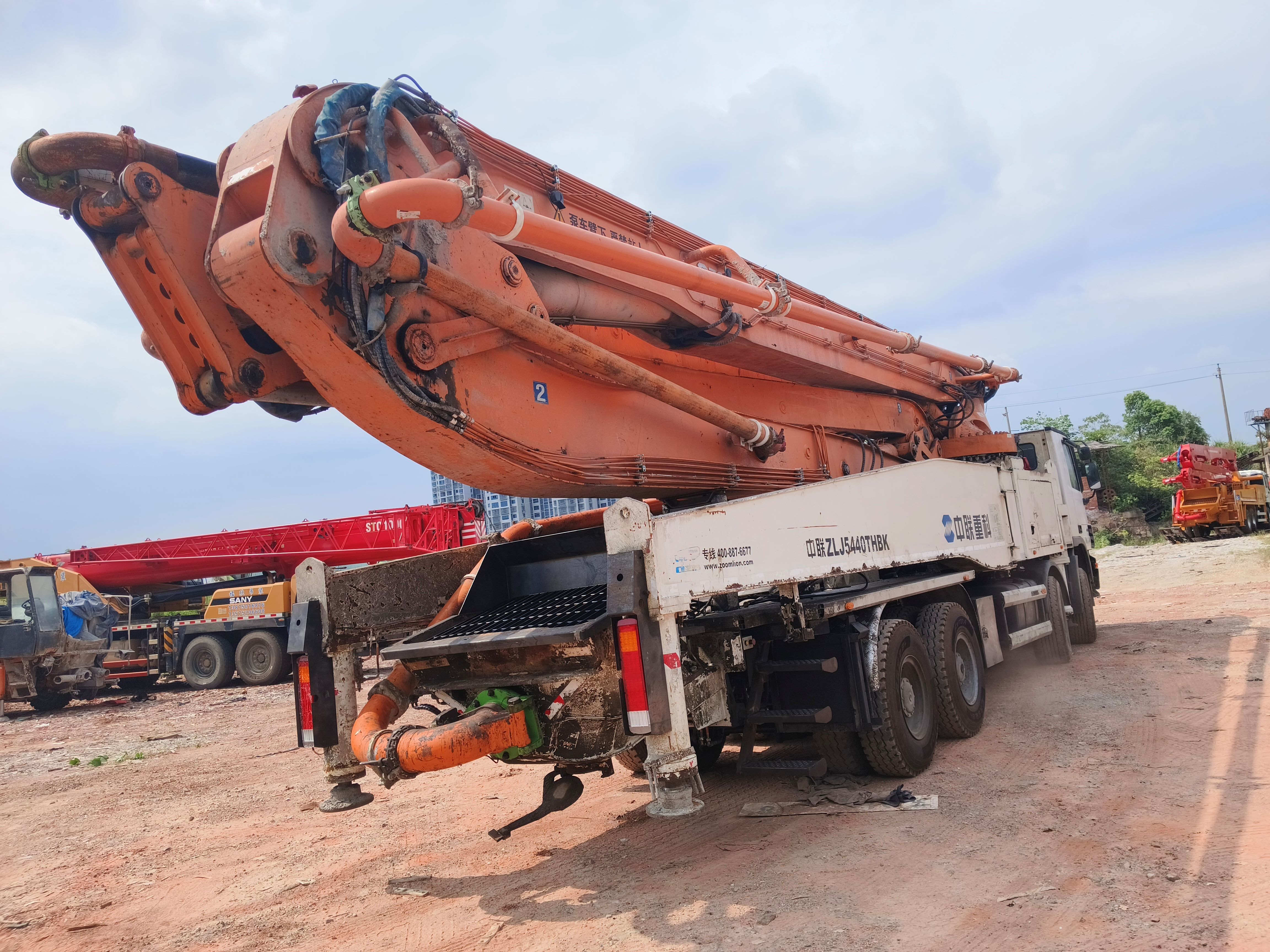 High Productivity Used Zoomlion Concrete Pump Trucks 56 meters with 13875*2500*4000mm Size