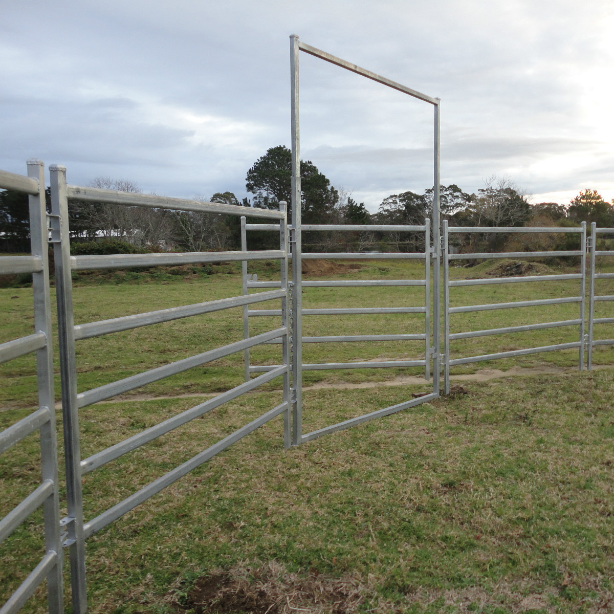 Round Corral Panels Yard Panels 6 Oval Rails. Locking Pins. ". Victoria "