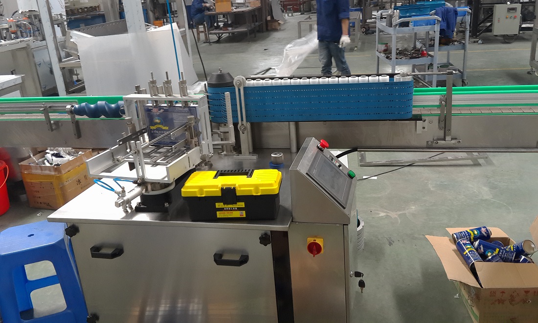 Hot Melt Glue Labeling Machine for Bottles in Restaurant Packaging and Production