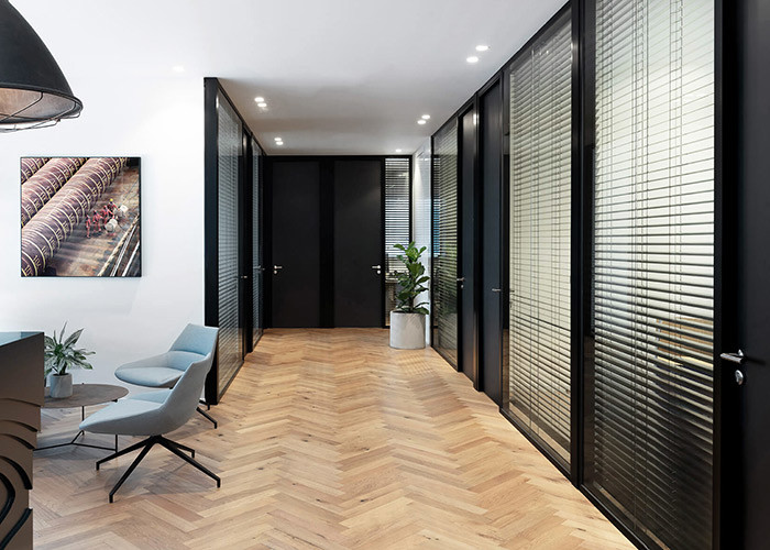 Labeling Package Glass Partition Wall Privacy Room With Blinds Customized Size Tempered Glass