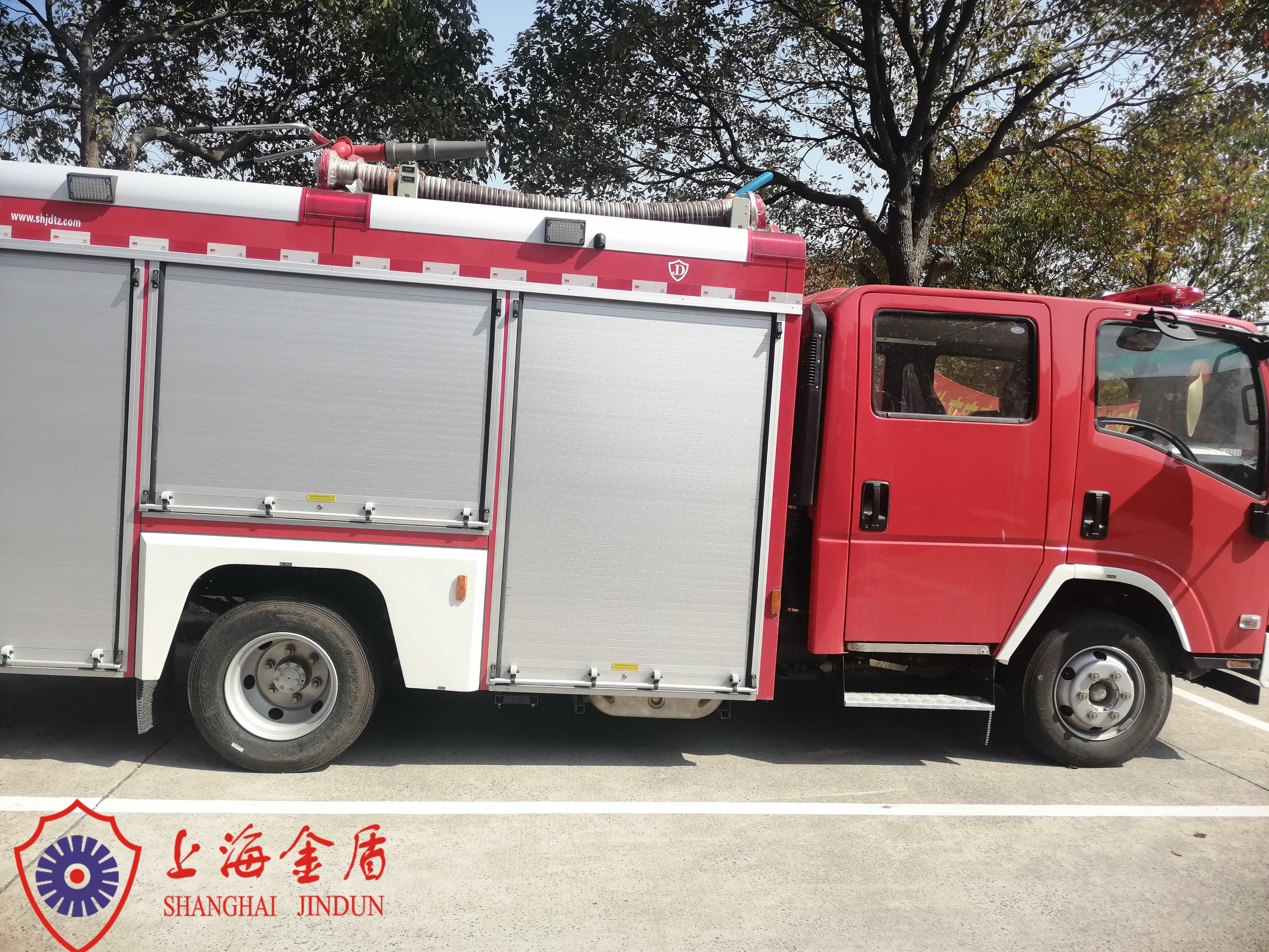 6 Seats 4x2 Drive Rescue Foam Fire Truck With Two Years Warranty Period