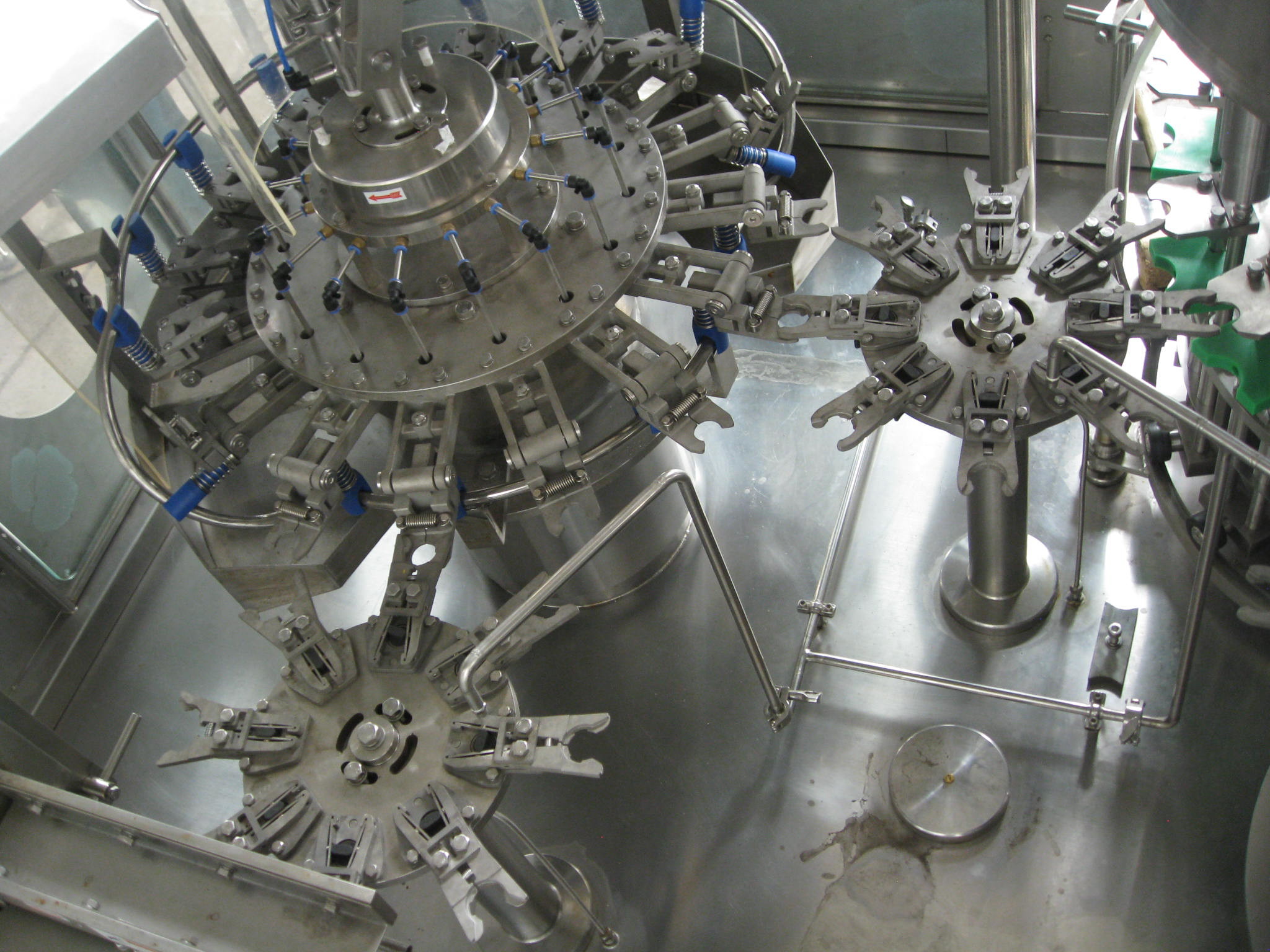 7000BPH PET Bottle Filling Machine Gravity Filling With Magnetic Capping