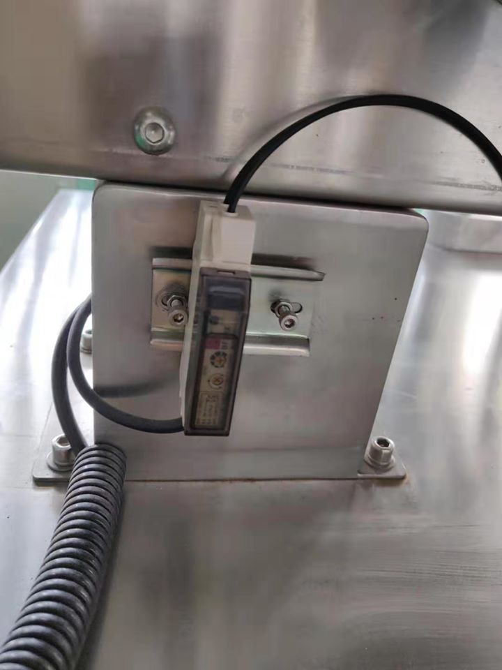 Automatic Plastic Cap Screw Capping Machines For Plastic Bottle Spray Pump