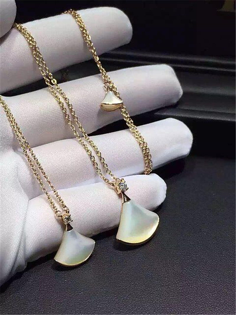 Luxury jewel, medium, small. Necklace 18k gold white gold yellow gold rose gold Mosaic pearl female and diamond necklace