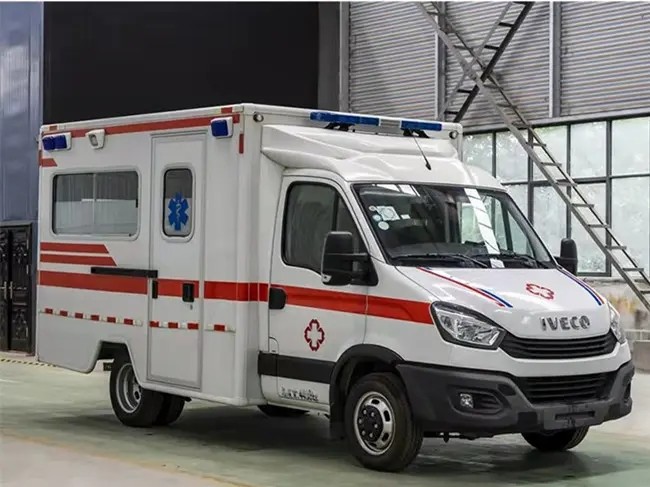 3300 Gross Vehicle Weight 4x4 Emergency Ambulance Car With Manual Transmission Type