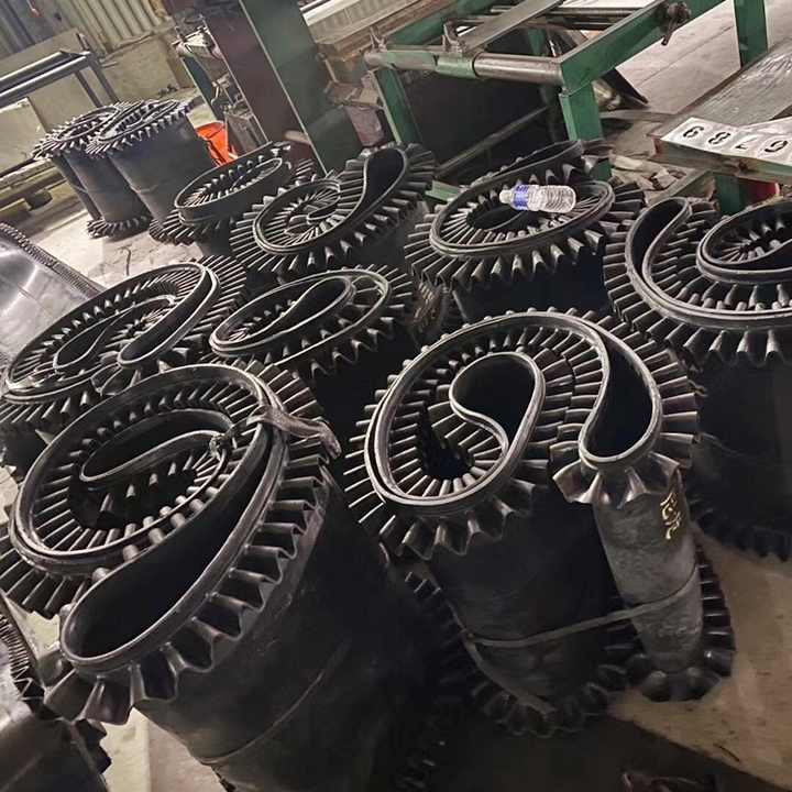 Non Working Surface 0mm-4.5mm Steel Wire Rope Inclined Conveyor Belts For Powder And Granular Materials