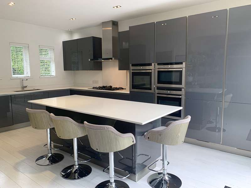Minimalist Design Modern Kitchen Cabinet Accessories Veneer and Lacquer Finished Doors