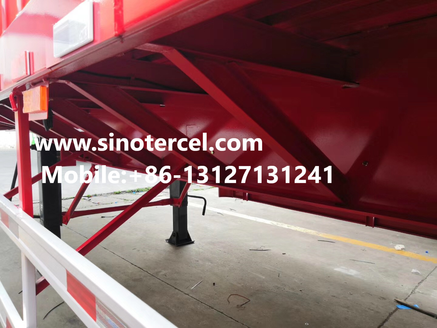 3 Axles Low Bed Semi Trailer 50-60 Tons Hydraulic Type Ladder Red
