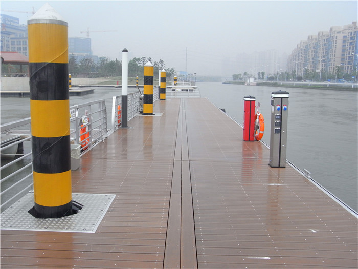 Removable Wood Plastic Composite Flooring Covering with Anti-UV and Brushing Surface
