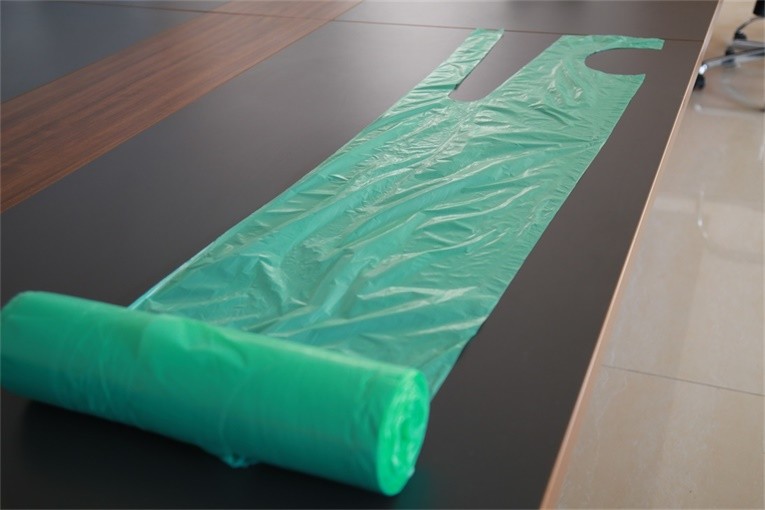Smooth Surface Disposable Aprons On A Roll / Plastic Throw Away Aprons
