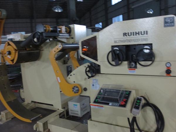 Energy Efficient Steel Plate Straightening Machine / Leveling Stamping Feeding