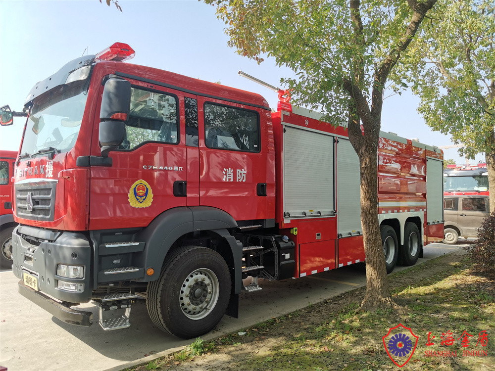 12 Ton Tanker Fire Fighting Vehicles Combined With Water Foam and Dry Powder