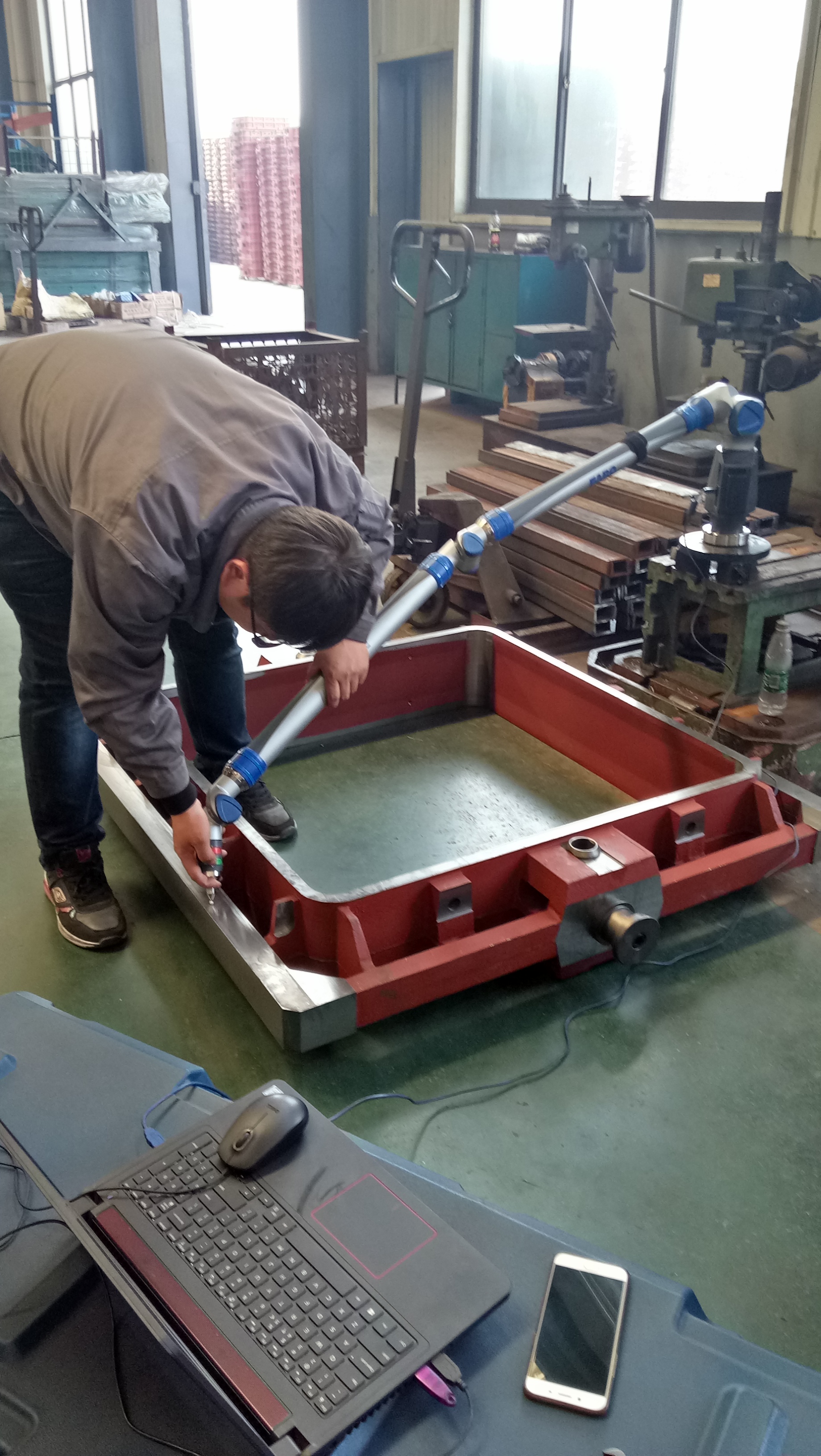 Mould box and moulding car