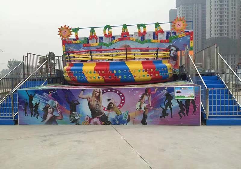 1.9M/S Running Speed Outdoor Swing Chair Ride 5.5M Height With Colored Lights