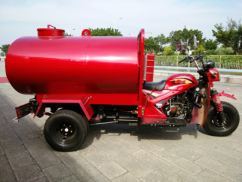 Water Tank Tricycle Cargo Motorcycle with 5.00-12 Tires and Front Shock Absorber