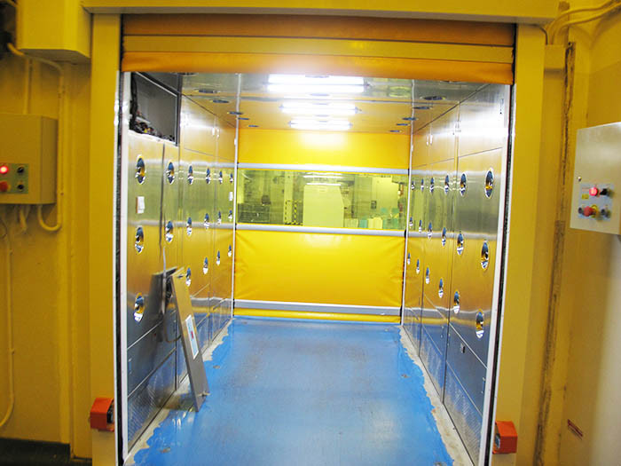 Power Coated Steel Clean Room Air Shower Tunnel With High Speed Rolling Automatic Opening Shutter