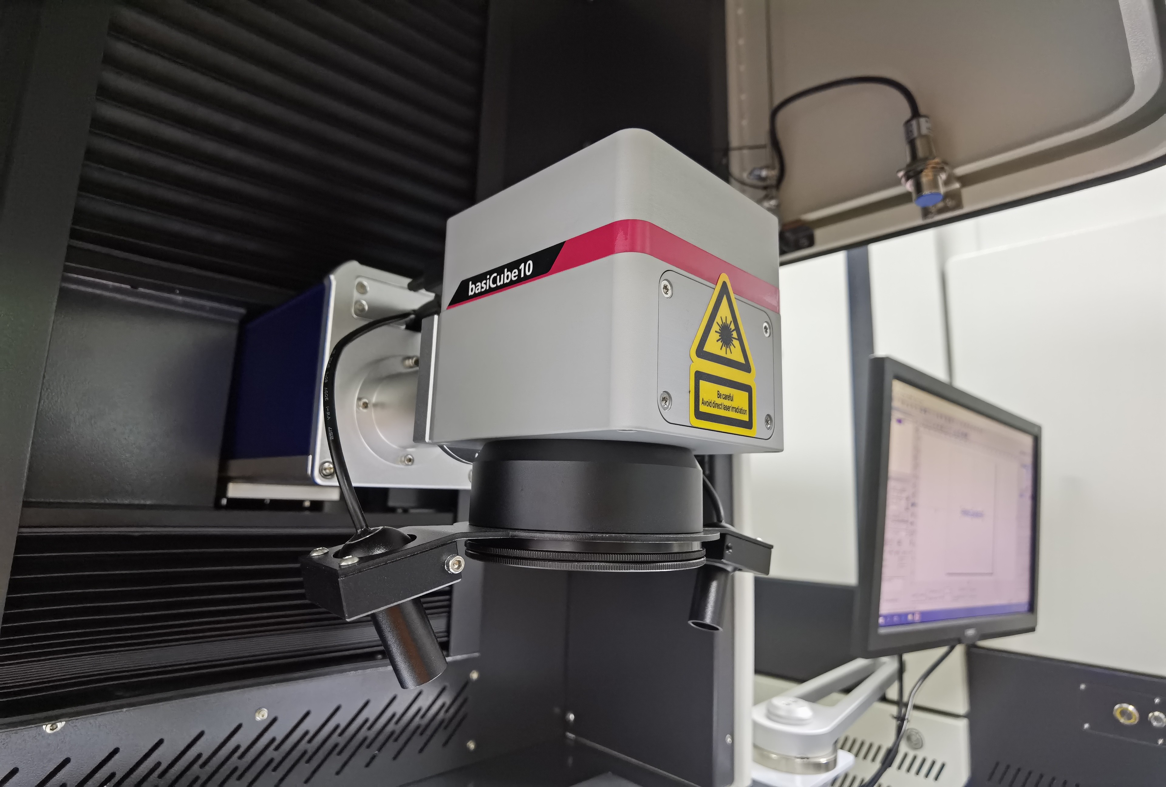 30W Enclosed Big Workbench Stainless Steel Laser Marking Machine For Metals