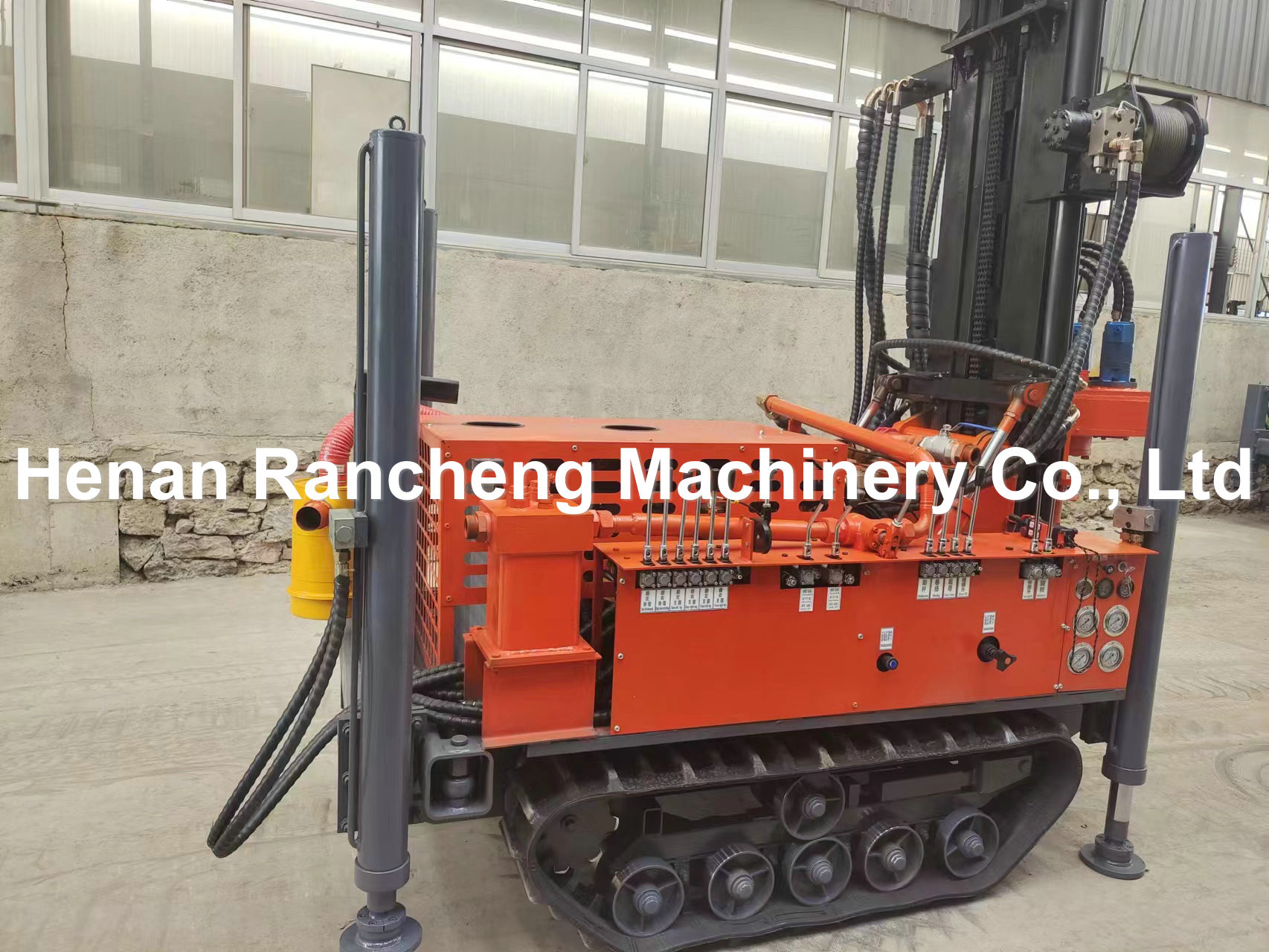 180m Depth Water Well Drilling Machine 77.3KW Engine Crawler Water Well Drilling Rig