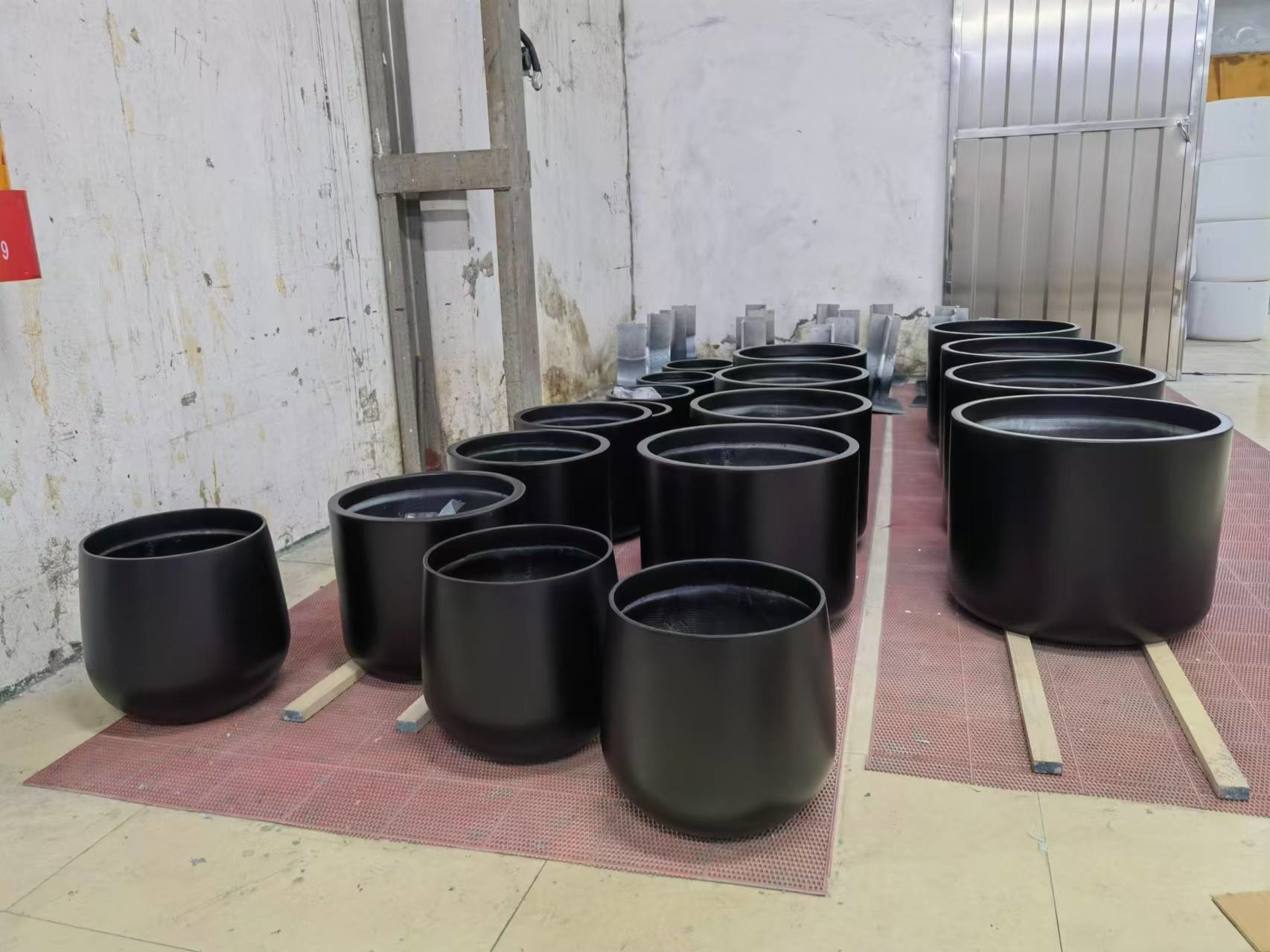Round Shape Tall Large Fiberglass Flower Pots Customized Logo Printing Resin Fiberglass Plant Box