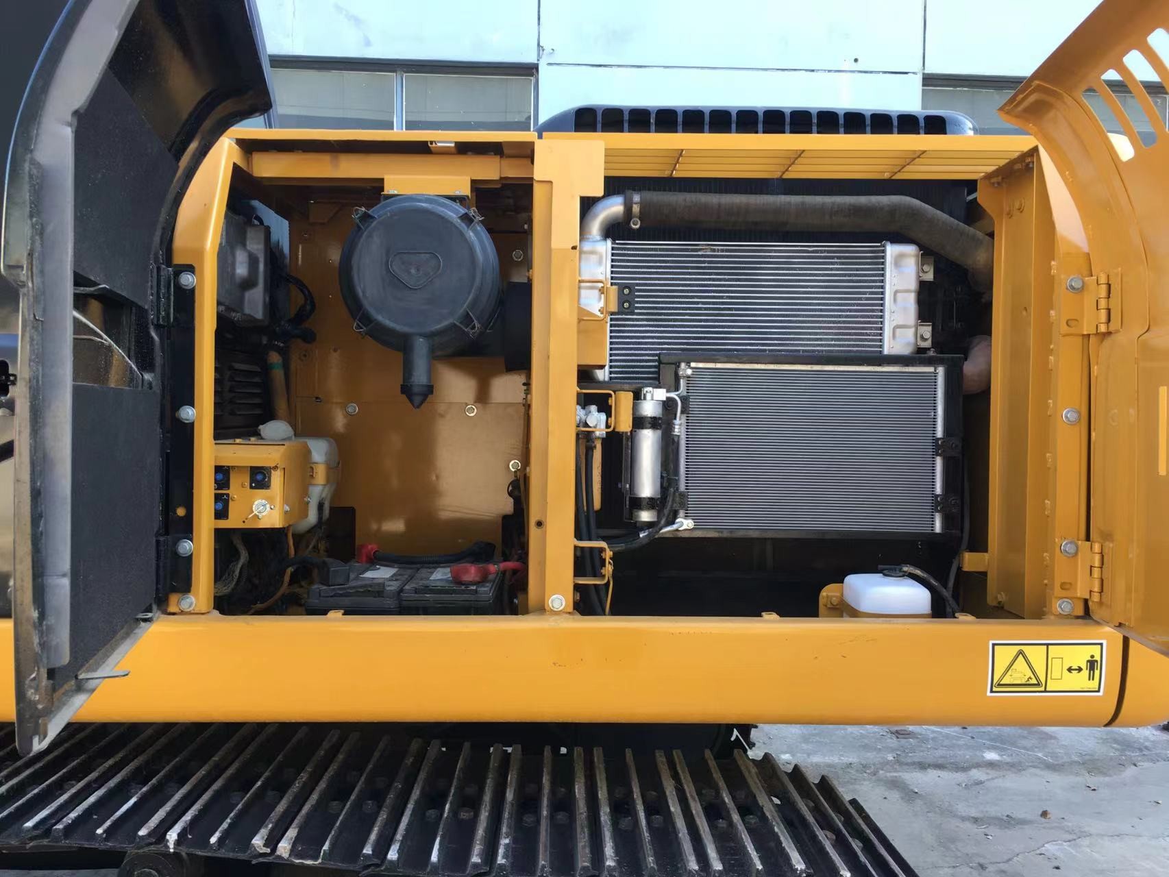 Caterpillar 320D2 Used Excavator With Original Color Mechanical Transmission