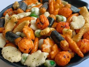 Quality Japanese Roasted Snack Seaweed Rice Crackers Mixed Crispy Peanuts wholesale