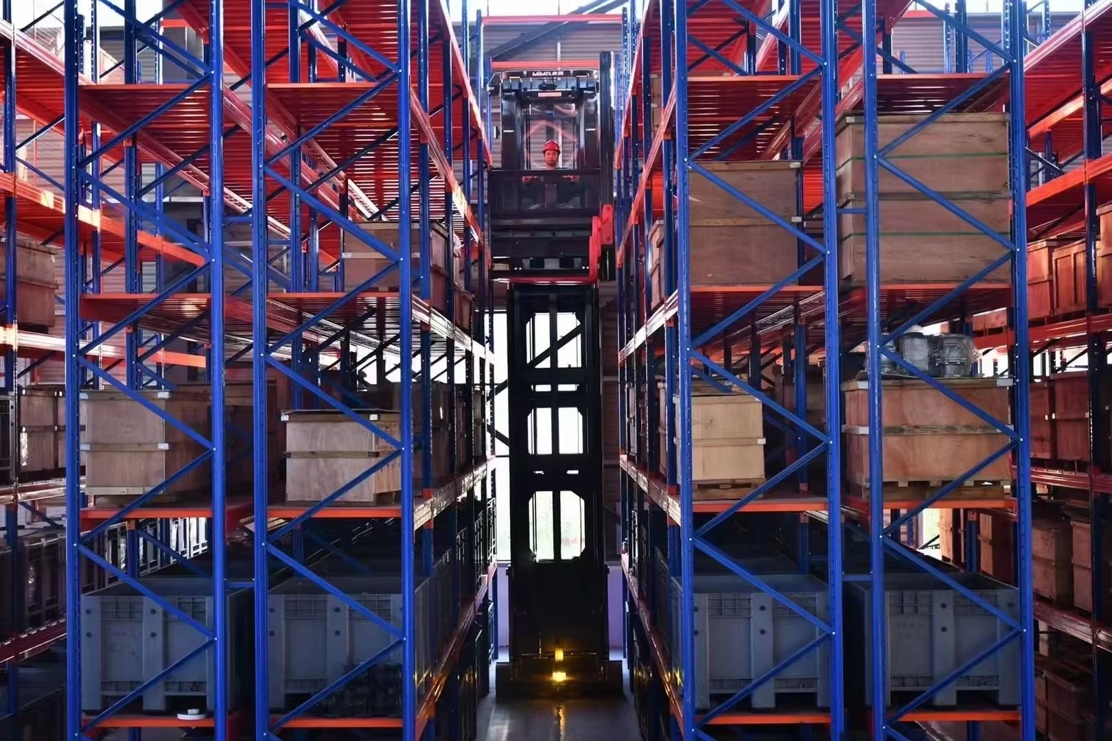 VNA Vehicle 3 Ways Forklift 1.5 Ton Narrow Aisle Electric Stacker