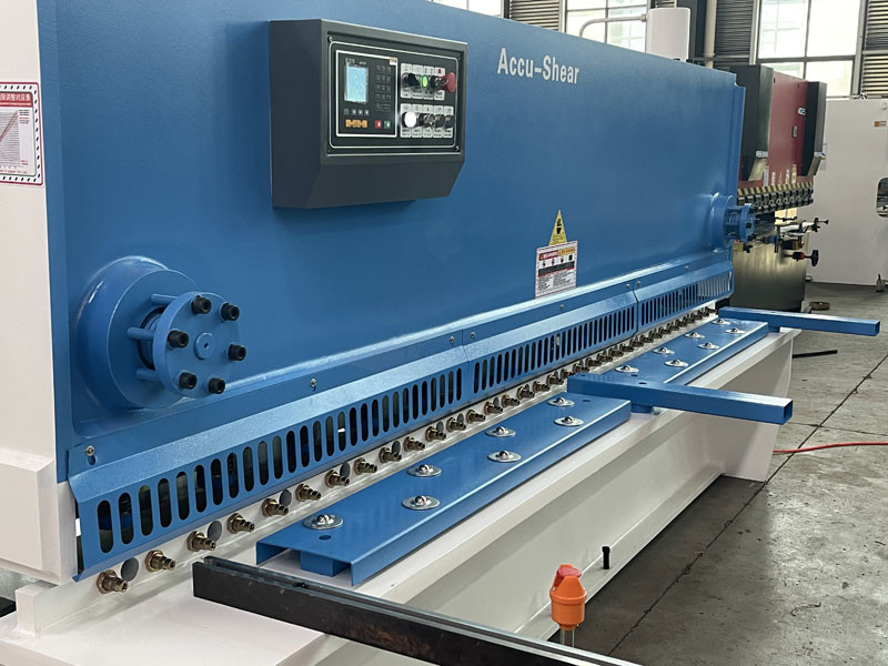 6*3200mm CNC Hydraulic Guillotine Shearing Machine Cutter With 1-3° Shearing Angle