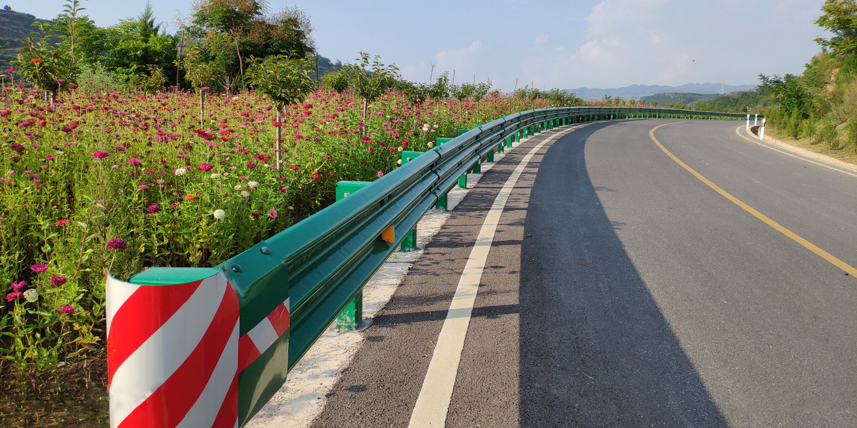 Outdoor Security Corrugated Curved Panel Guardrail with Galvanized Powder Coated Finish