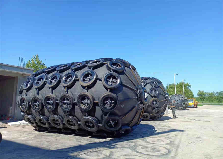 Floating Marine Fender Yokohama Pneumatic Natural Rubber Fender With Chain Net