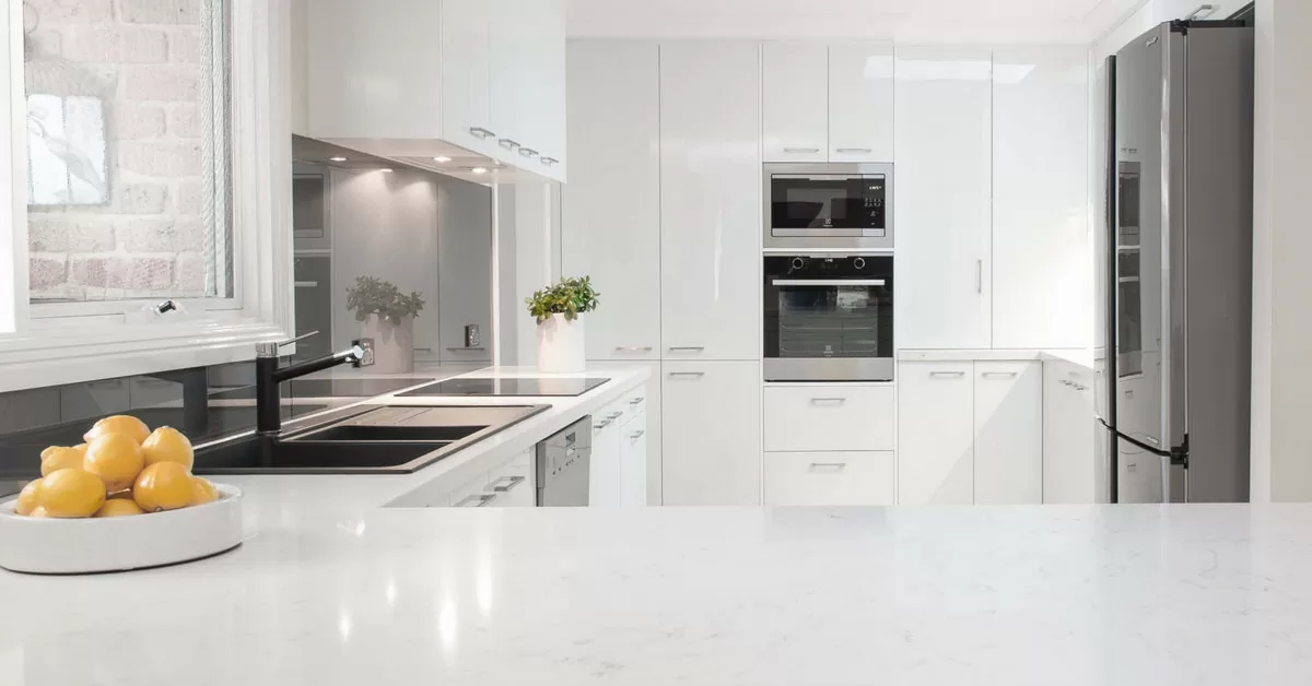 Modern Lacquer Glossy Kitchen Cabinet Set with Quartz Stone Countertop and Handle Knob