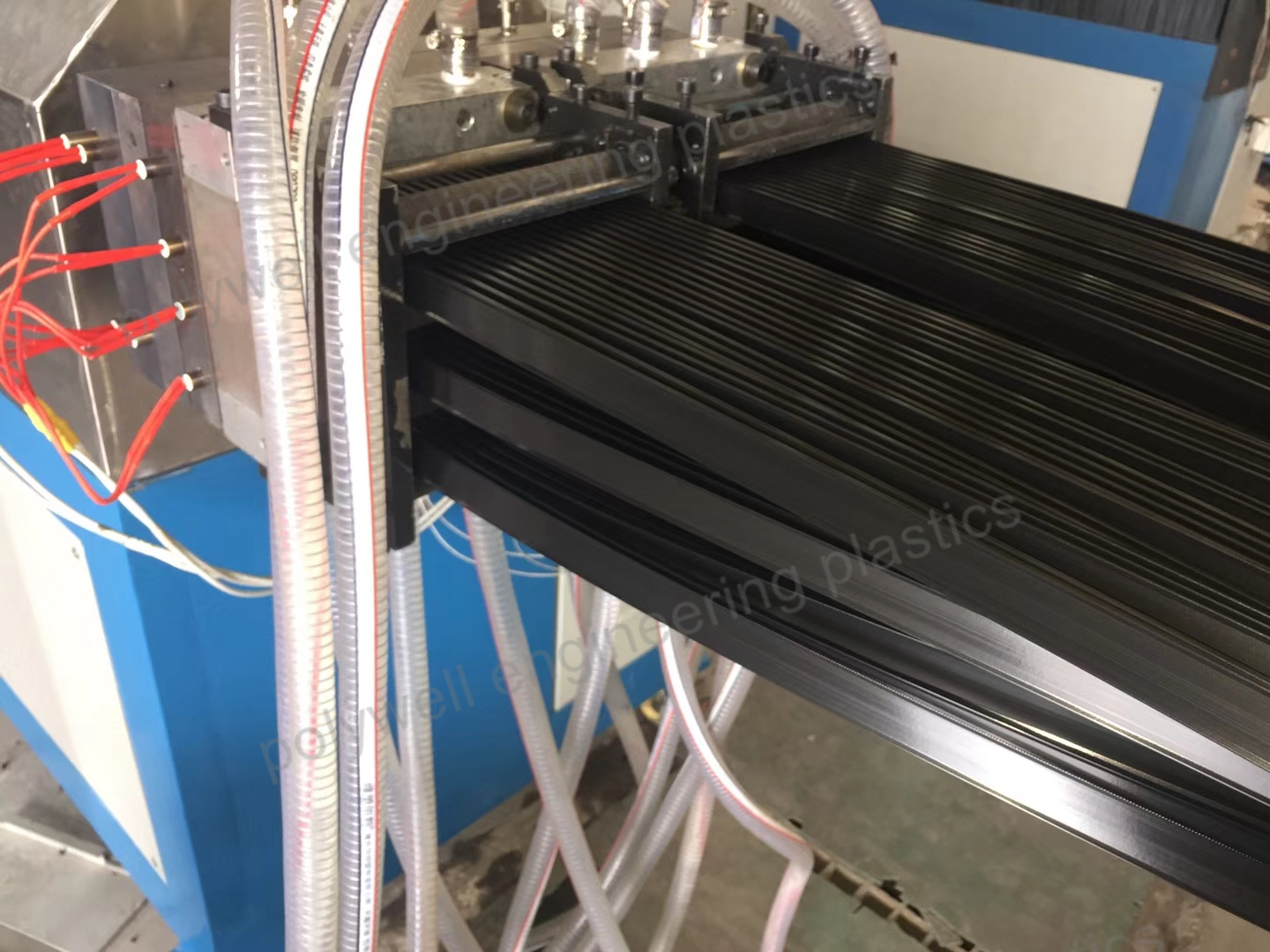 PA66 GF25 Strip Single Screw Plastic Extruder Machine For Thermal Barrier Aluminum Profile
