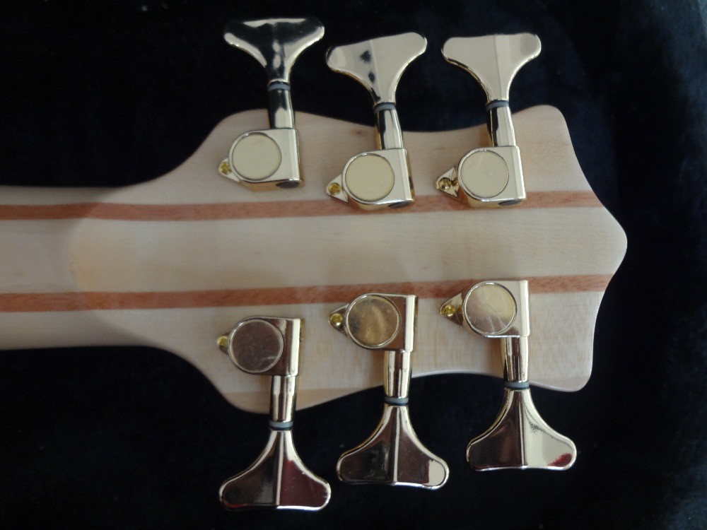 6 string bass guitar Smith custom bass Golden hardwares Wilkinson brodges original Active pickup 5 ply neck bolt on