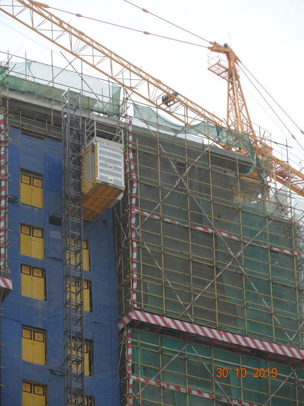 High Strength Construction Site Hoist Installation Easy With Non Eccentric Rollers