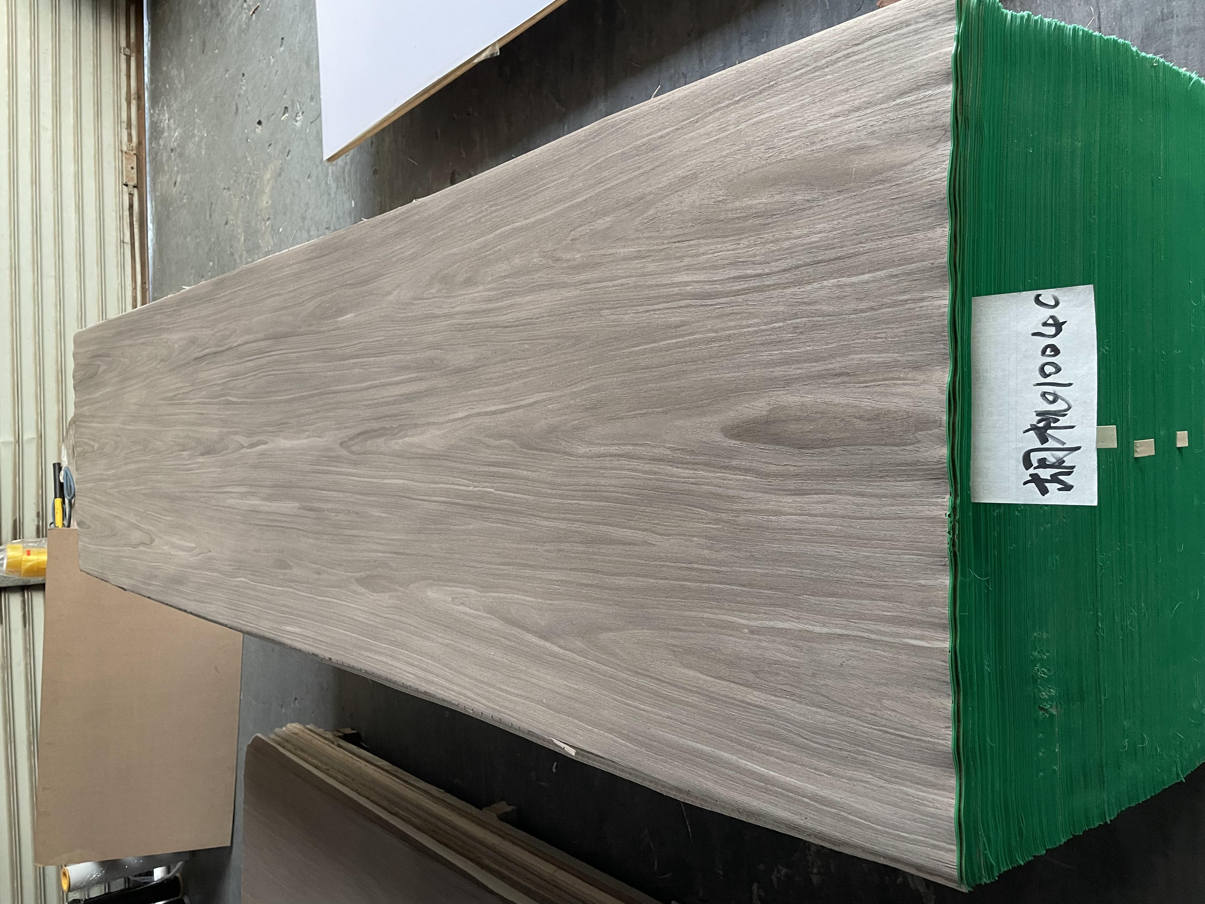 New Design Engineered Reconstituted Walnut Wood Veneer Color DIY Craft Art 2500*640 MM For Door Table Skin