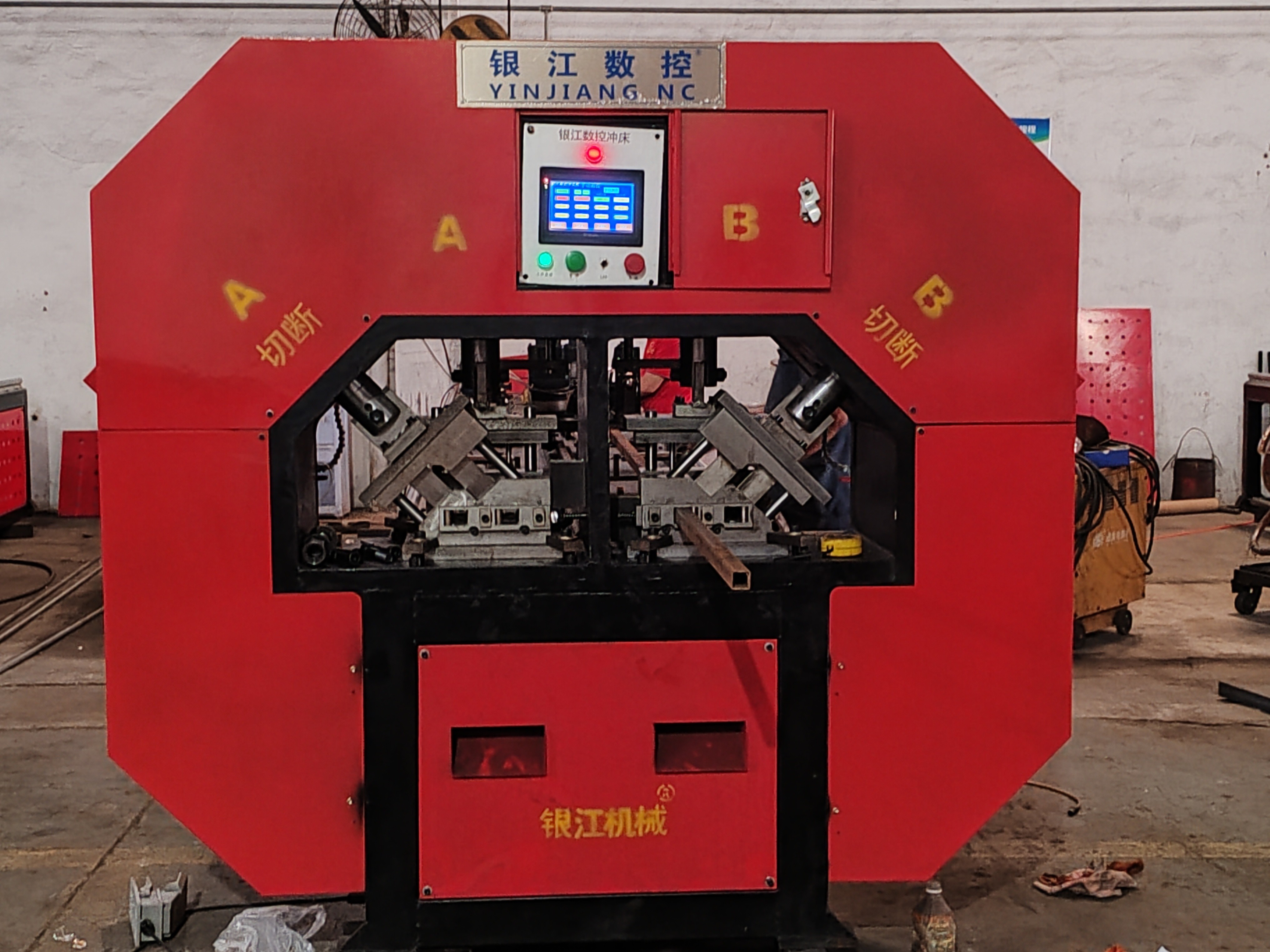 2500kg Automatic 6 Meter Hydraulic Blue Punching Press Machine For 5mm Metal Cutting Processing