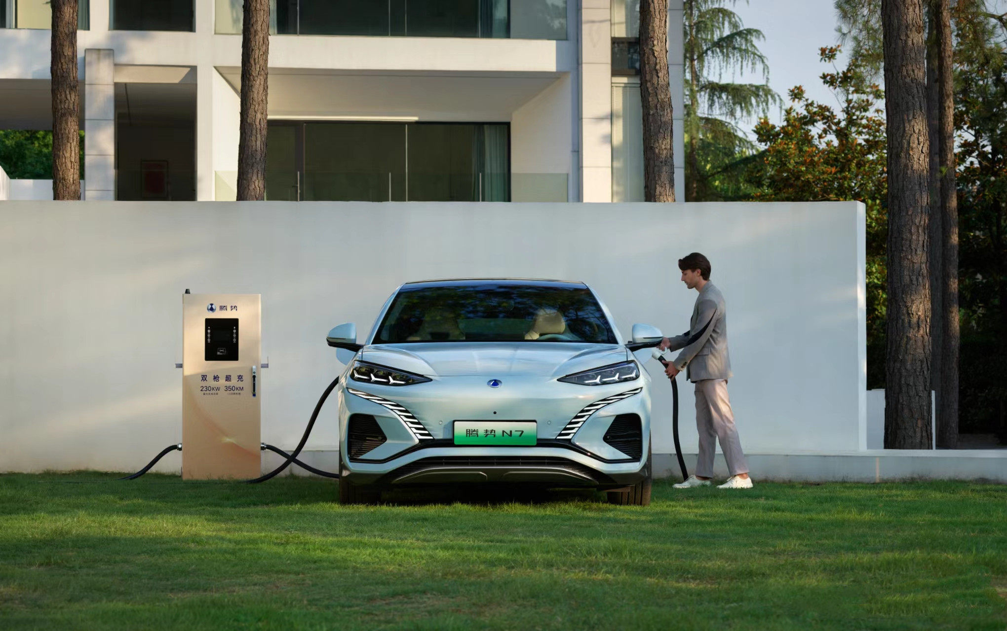 Maximum torque 360N.m DENZA N7 2024 ultra long range 702km edition 230kW 313hp motor 5 door 5 seats SUV 91.3kWh blade battery