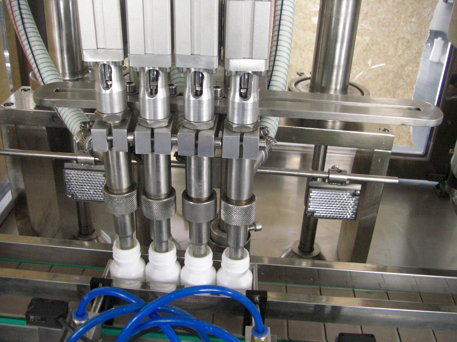 ODM Automaitc Cylinder Piston Sauce Filling Machine For Bottle Sealing